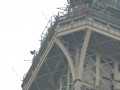 Залезший на Эйфелеву башню оказался выходцем из России, склонным к суициду