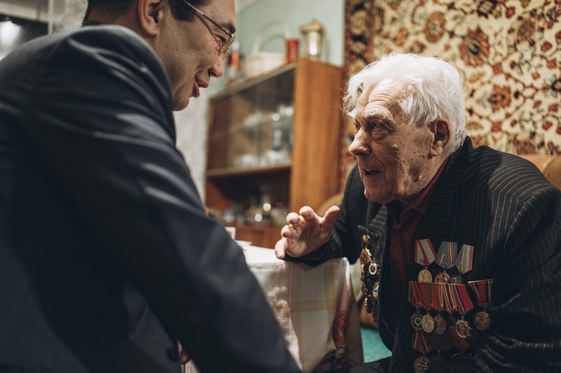 Глава Якутии встретился с ветераном Великой Отечественной войны Валерием Спридоновым