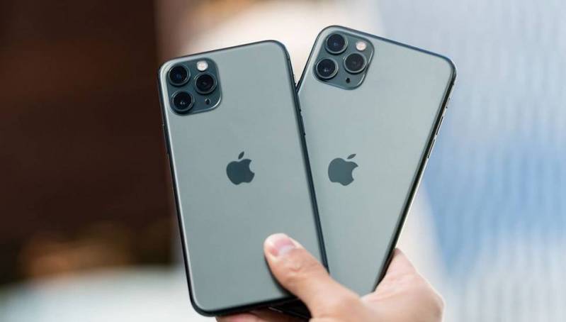 В Нерюнгри стажер-кладовщик украл два iPhone 11. Один из них он подарил другу, второй поменял на «Жигули»
