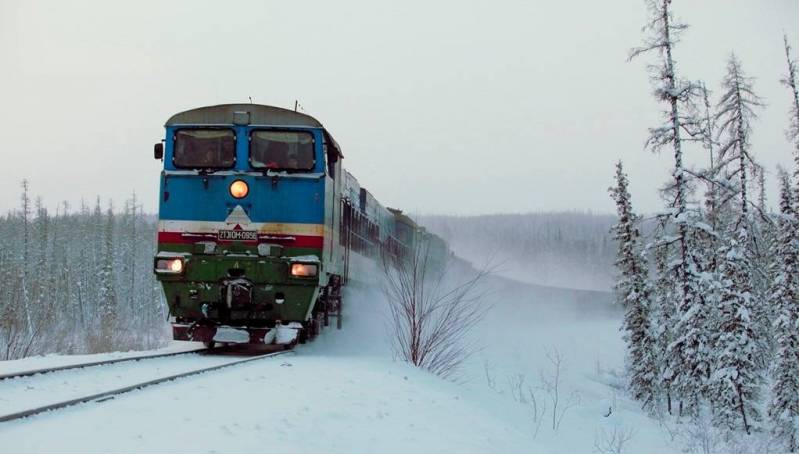 В поезд Хабаровск — Нерюнгри врезался автомобиль. Один человек погиб