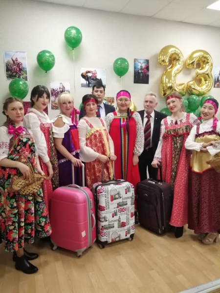 Сотрудницы «Железных дорог Якутии» поздравили мужчин песнями и маршами