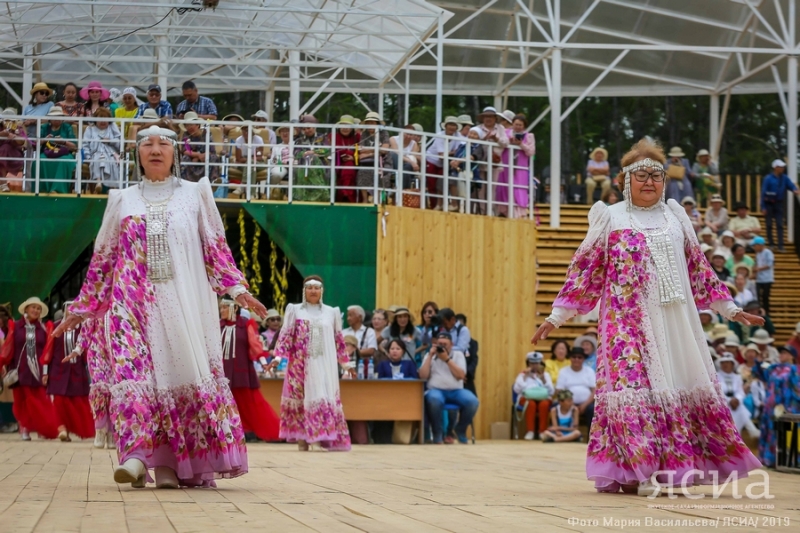 Шикарные национальные наряды представили на конкурсе Ысыаха Олонхо (ФОТО)
