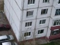 Малолетний ребенок выпал из окна пятого этажа в Нерюнгри