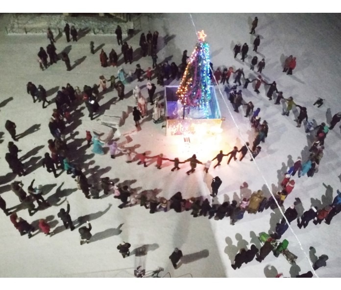 «Раз, два, три, елочка гори!»: как украсили новогодние елки в районах Якутии