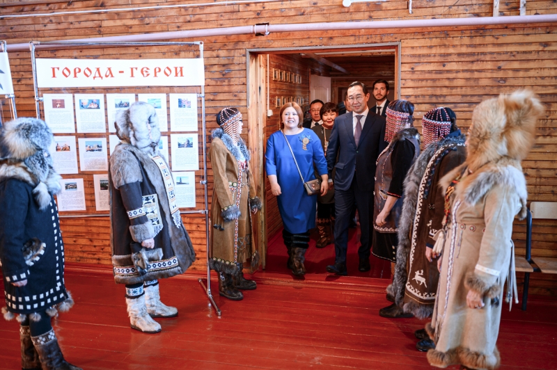 Айсен Николаев поздравил с юбилеем старейшину династии оленеводов села Иенгра