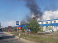 Строящееся здание загорелось в районе аэропорта в Якутске