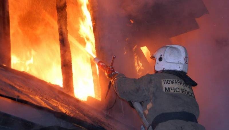 В Нерюнгри за одну ночь произошли пожары в шести жилых домах. Предполагаемая причина во всех случаях — поджог