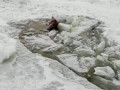 Машина провалилась под лед на переправе «Кангалассы - Соттинцы» в Якутии