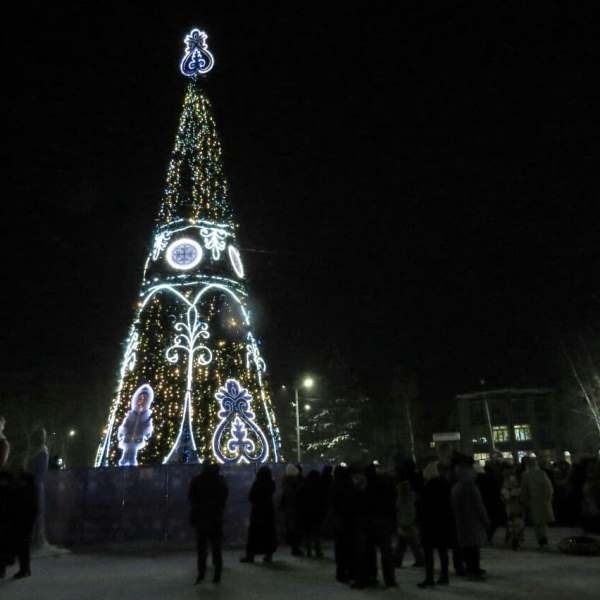 В районах Якутии зажглись новогодние елки. Обзор