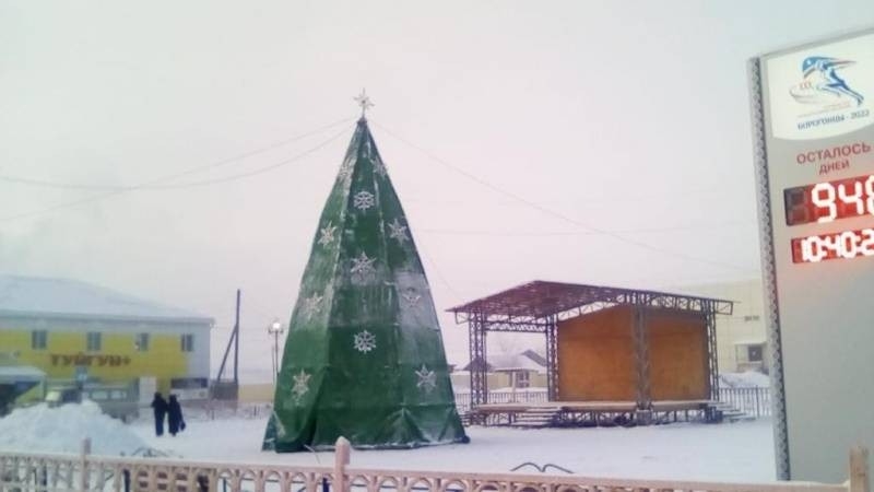 В районах Якутии зажглись новогодние елки. Обзор
