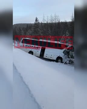 В Нерюнгринском районе автобус с пассажирами столкнулся с большегрузом