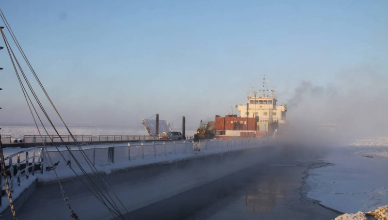 В Якутск с помощью ледокола доставили 24 тонны жидкого кислорода