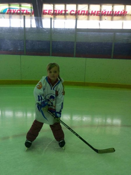 «Лера не умеет проигрывать». Якутянка, единственная девочка на российском турнире по хоккею, стала лучшим защитником. Рассказываем, кто она
