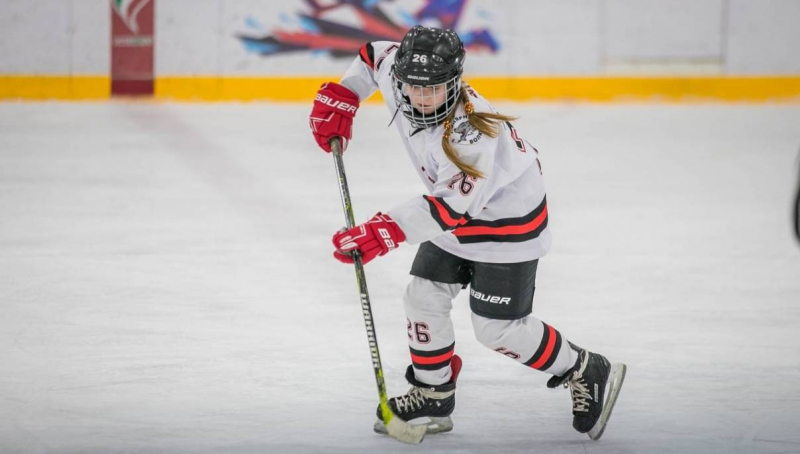 «Лера не умеет проигрывать». Якутянка, единственная девочка на российском турнире по хоккею, стала лучшим защитником. Рассказываем, кто она