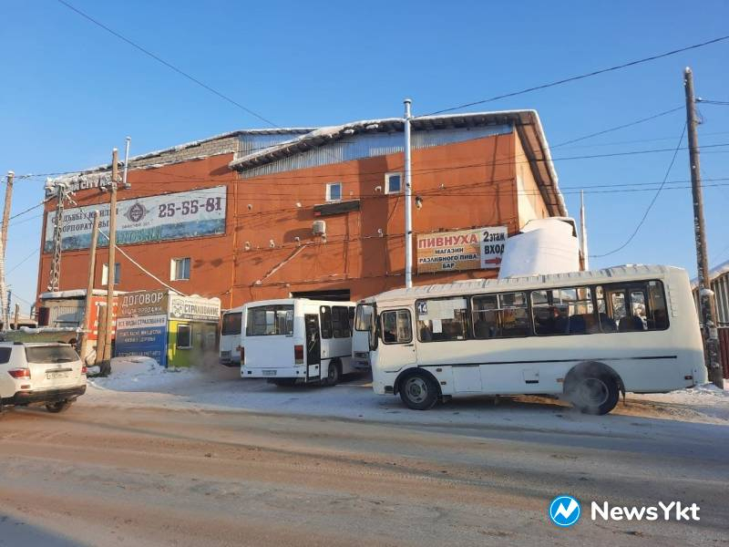 «Автобусный коллапс в Якутске»: ожидания по 40 минут и «вечеринки селедок в бочке». Причины, последствия и пути решения