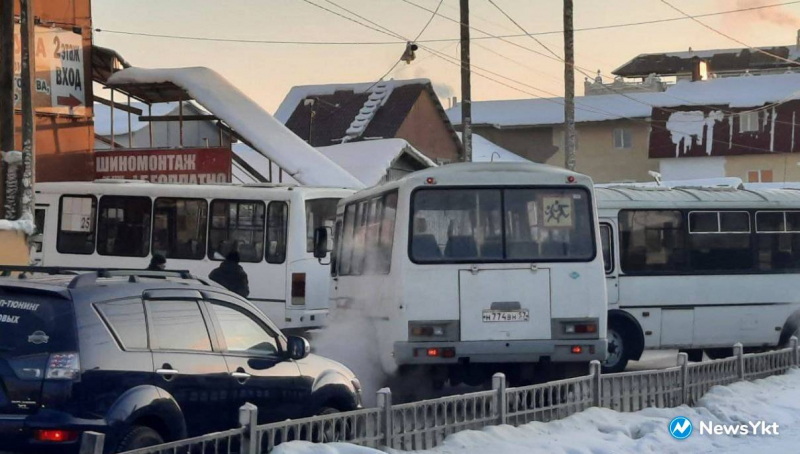 «Автобусный коллапс в Якутске»: ожидания по 40 минут и «вечеринки селедок в бочке». Причины, последствия и пути решения