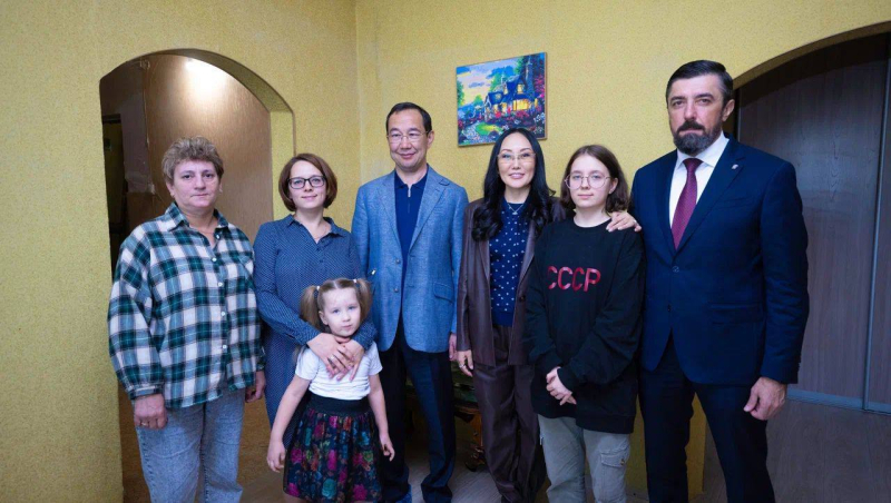 Глава Якутии посетил семью участника СВО в Нерюнгринском районе