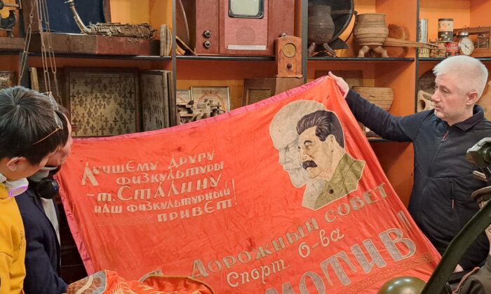 Сетевое издание SAKHALIFE.RU - Флаги из музея Александра Кошукова – «предшественники» государственного флага РФ