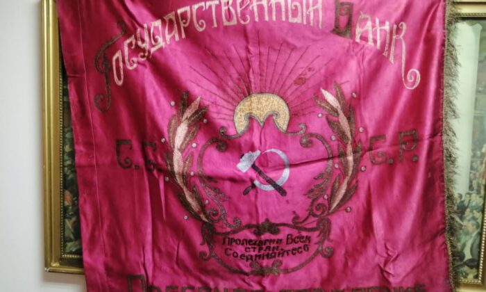 Сетевое издание SAKHALIFE.RU - Флаги из музея Александра Кошукова – «предшественники» государственного флага РФ