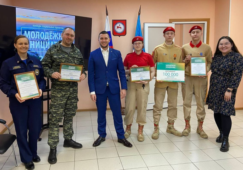 Глава города вручил сертификаты победителям молодёжных конкурсов