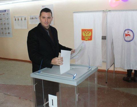 Утром 8 сентября глава города Нерюнгри Илья Гудошник проголосовал на своем избирательном участке