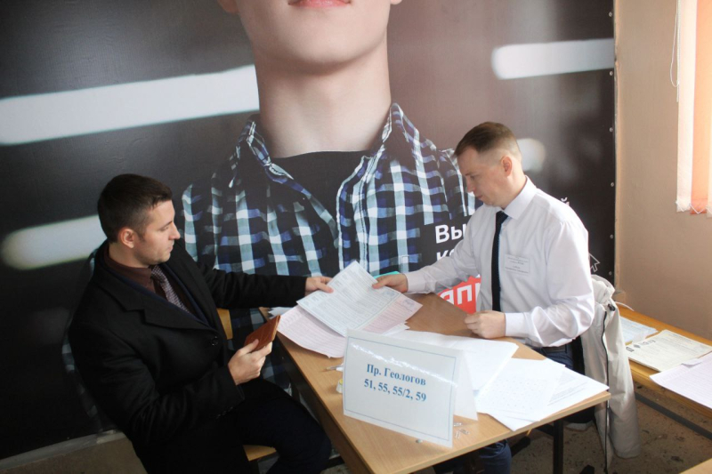 Утром 8 сентября глава города Нерюнгри Илья Гудошник проголосовал на своем избирательном участке